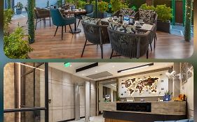 Hotel Uptown With Luxury Restaurant & Rooftop Near Connaught Place, New Delhi City Centre